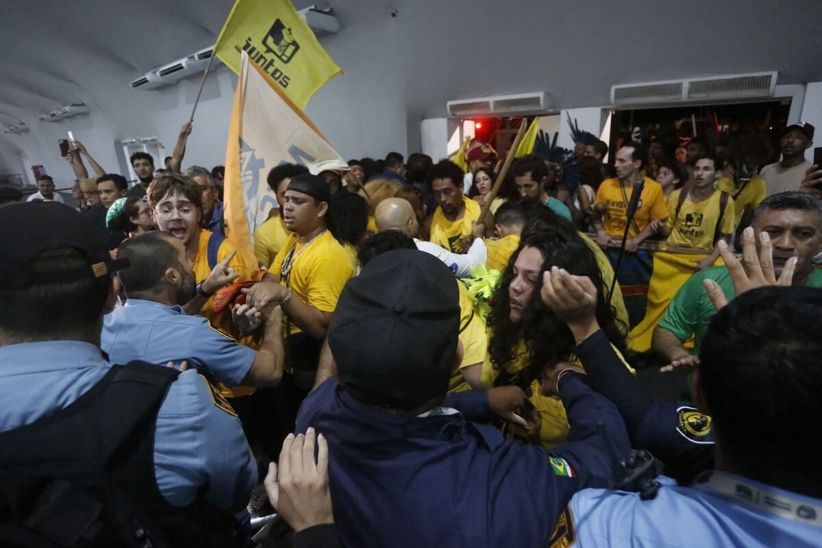 Protesters Confront Security at COP30 Climate Summit in Brazil